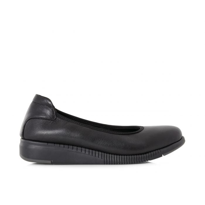 Black leather slip on pumps sale